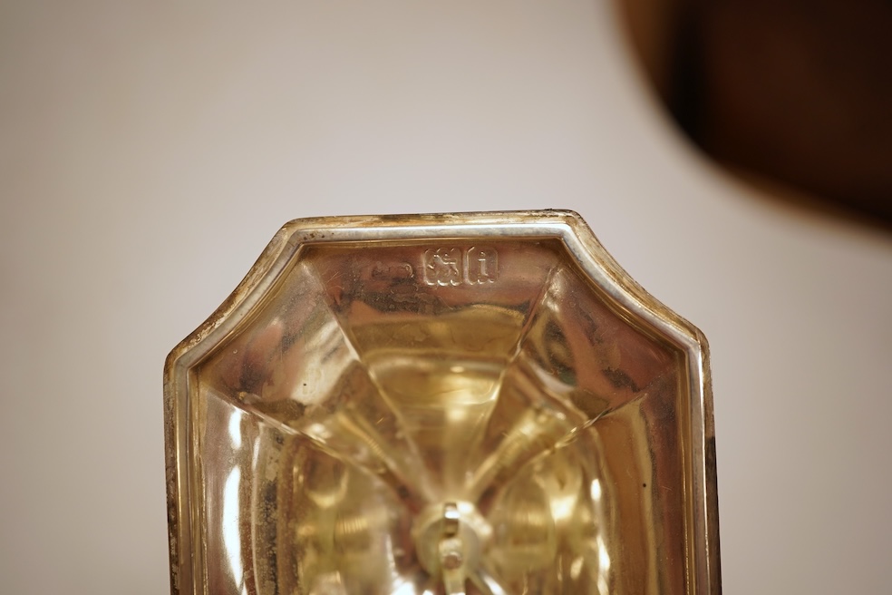 An Edwardian silver teapot, by Goldsmiths & Silversmiths Co Ltd, London, 1904, gross weight 19.9oz.